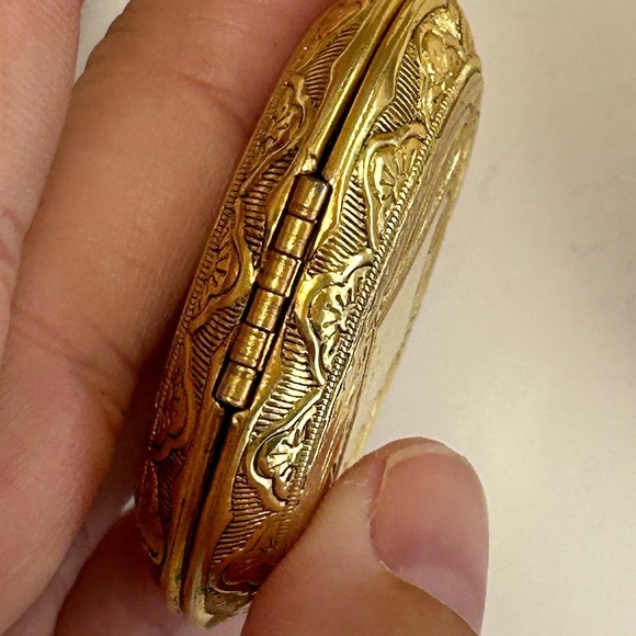 4/$100 vintage 1980 Elegant Gold Ornate photo locket necklace 24 inches 💙 - Picture 5 of 9